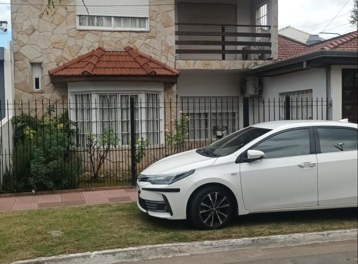 Casa · 230m² · 5 Ambientes · 1 Cochera