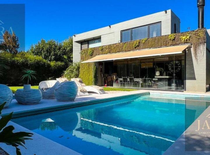 Casa · 250m² · 4 Ambientes · 2 Cocheras