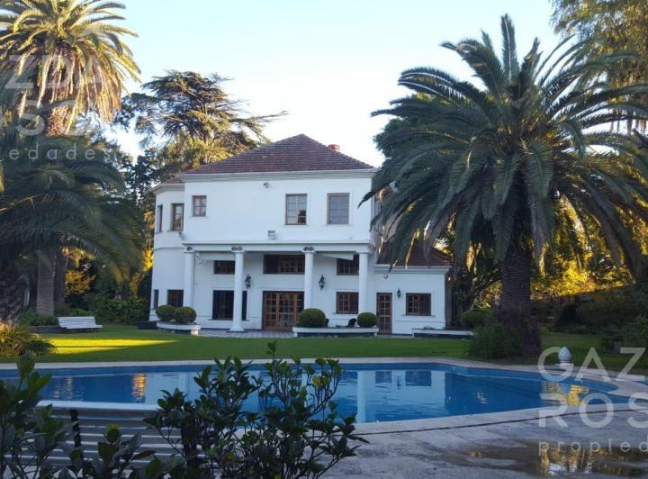 Casa · 700m² · 4 Ambientes · 4 Cocheras