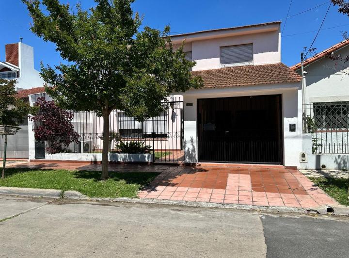 Casa · 1m² · 4 Ambientes · 1 Cochera