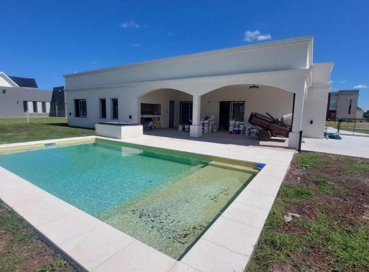 Casa · 190m² · 4 Ambientes · 3 Cocheras