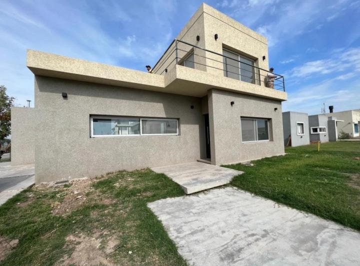 Casa · 170m² · 4 Ambientes · 2 Cocheras