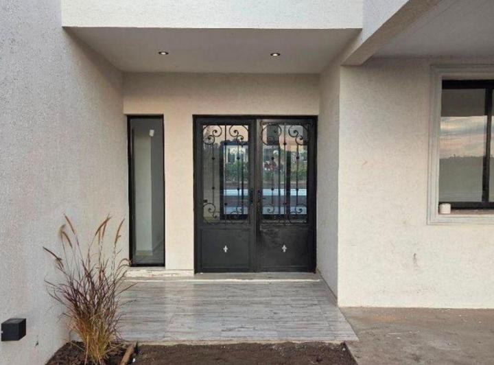 Casa · 135m² · 4 Ambientes · 2 Cocheras