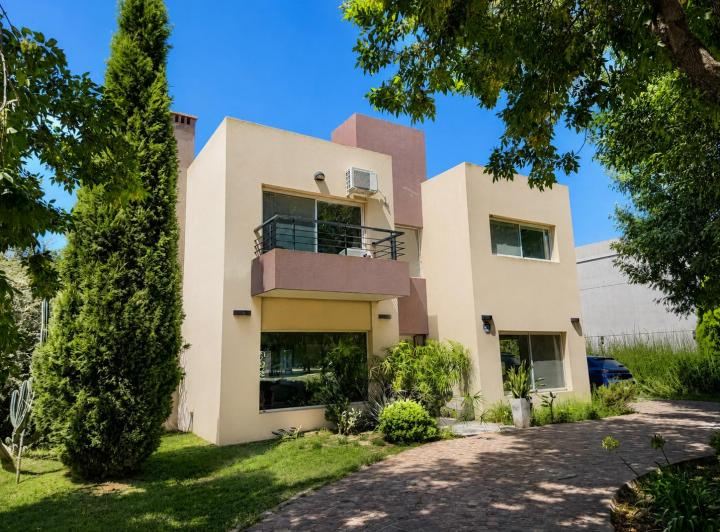 Casa · 270m² · 4 Ambientes · 4 Cocheras