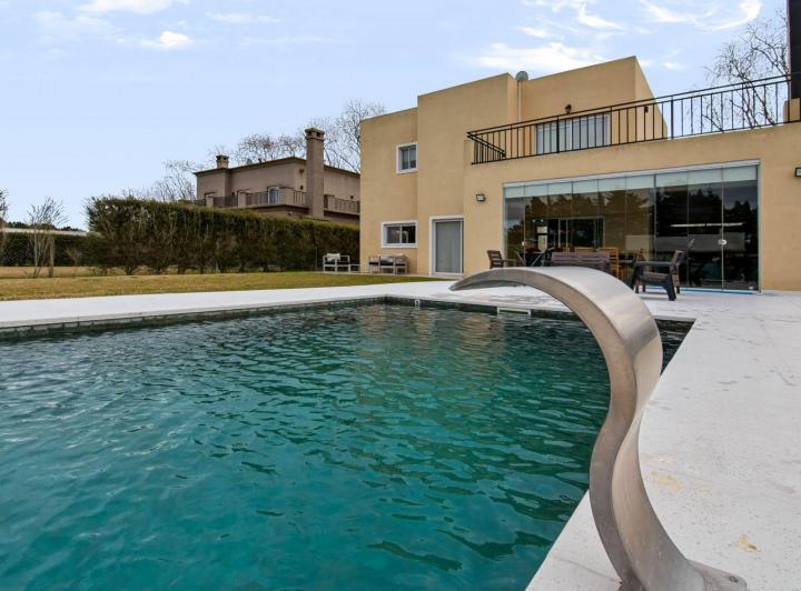 Casa · 220m² · 6 Ambientes · 1 Cochera