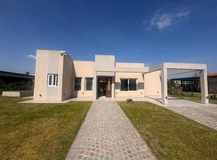 Casa · 145m² · 4 Ambientes · 1 Cochera
