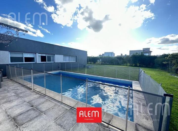Casa · 180m² · 4 Ambientes · 2 Cocheras