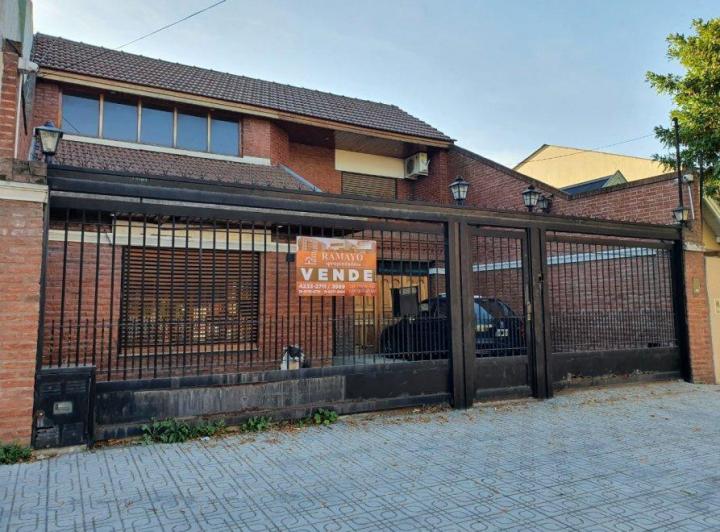 Casa · 255m² · 6 Ambientes · 1 Cochera