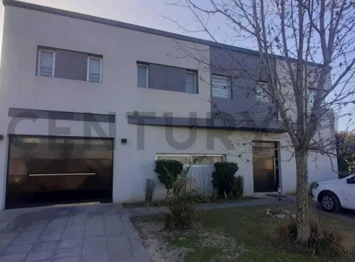Casa · 200m² · 4 Ambientes · 4 Cocheras