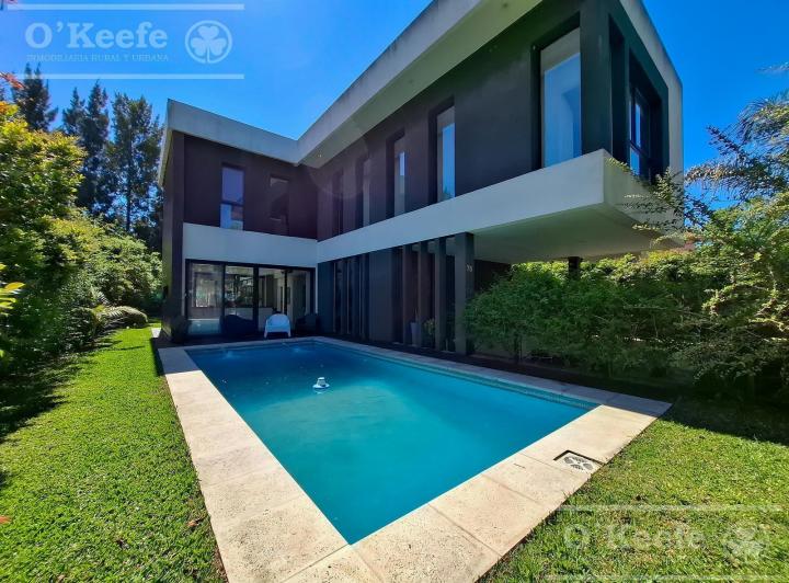 Casa · 196m² · 7 Ambientes · 4 Cocheras