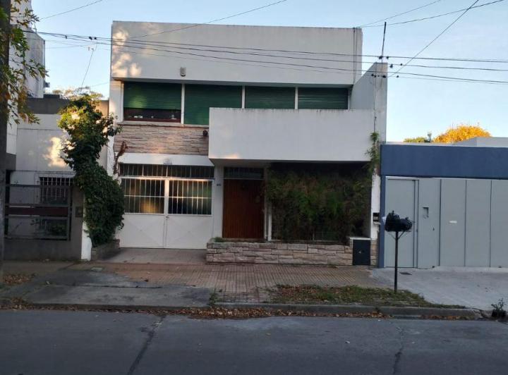 Casa · 235m² · 6 Ambientes · 2 Cocheras