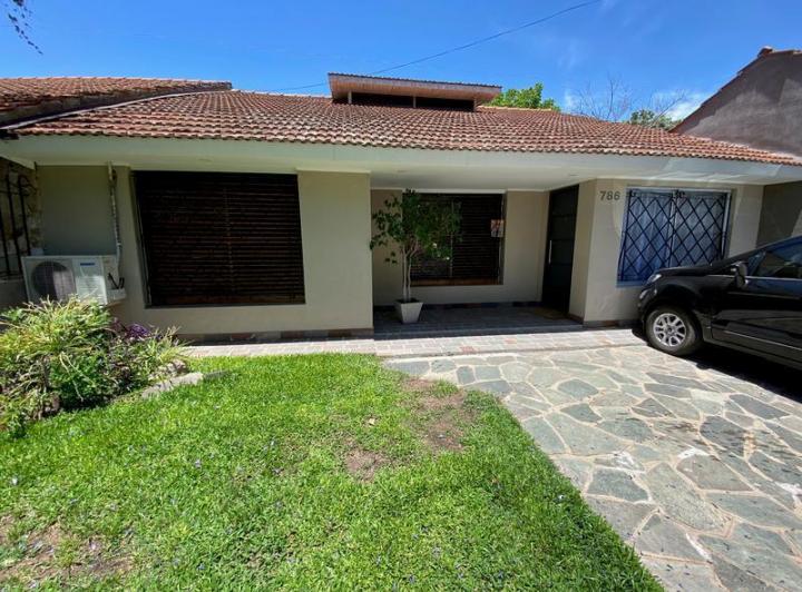 Casa · 160m² · 5 Ambientes · 2 Cocheras