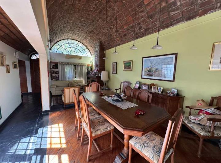 Casa · 180m² · 4 Ambientes · 1 Cochera
