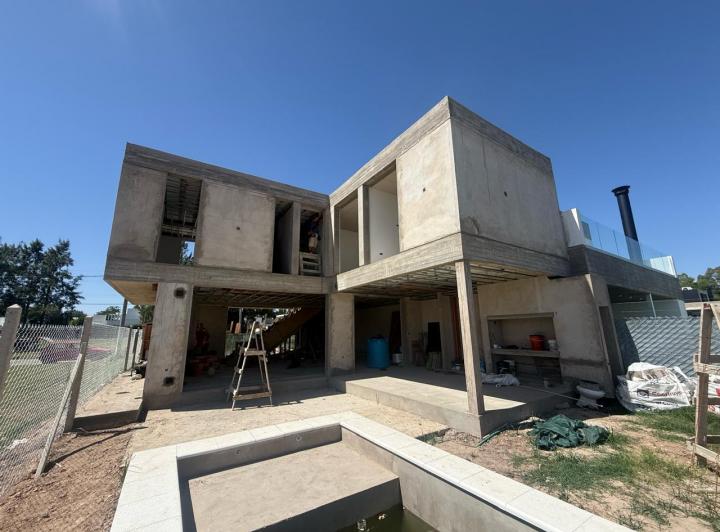 Casa · 139m² · 4 Ambientes · 2 Cocheras
