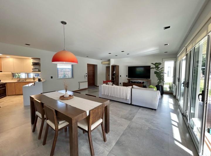 Casa · 210m² · 6 Ambientes · 2 Cocheras