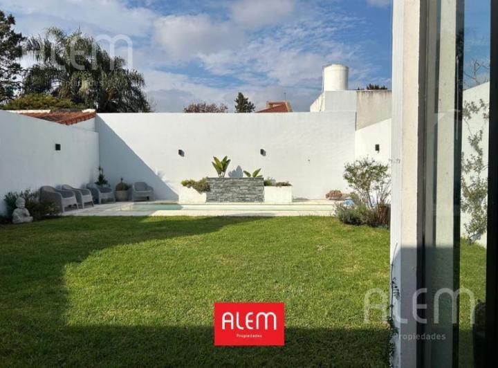 Casa · 300m² · 6 Ambientes · 1 Cochera