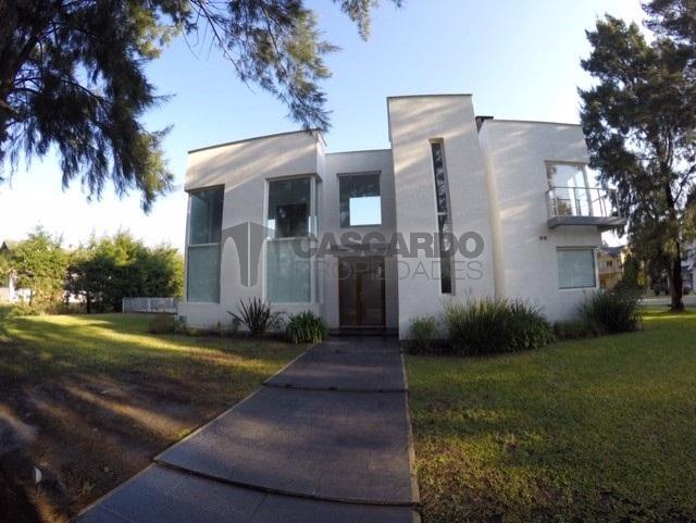 Casa · 270m² · 4 Ambientes · 2 Cocheras