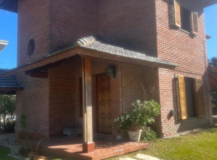 Casa · 213m² · 5 Ambientes · 1 Cochera