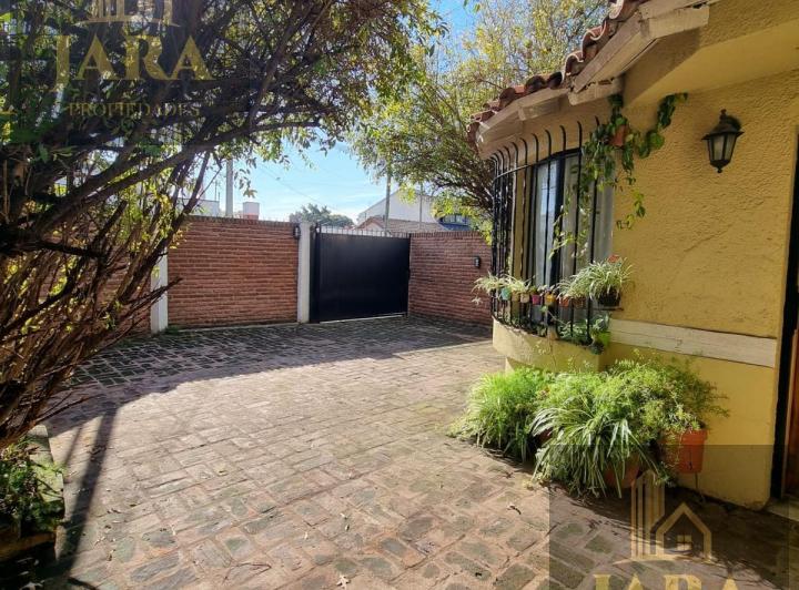 Casa · 226m² · 4 Ambientes · 2 Cocheras