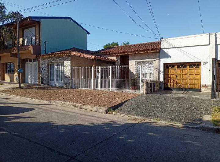 Casa · 180m² · 4 Ambientes · 2 Cocheras