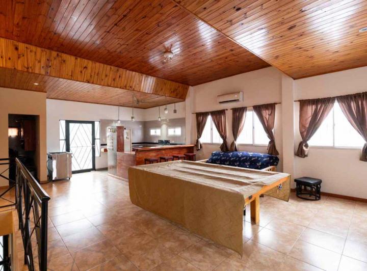 Casa · 240m² · 4 Ambientes · 3 Cocheras