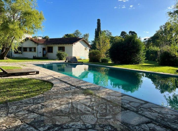 Casa · 300m² · 6 Ambientes · 2 Cocheras