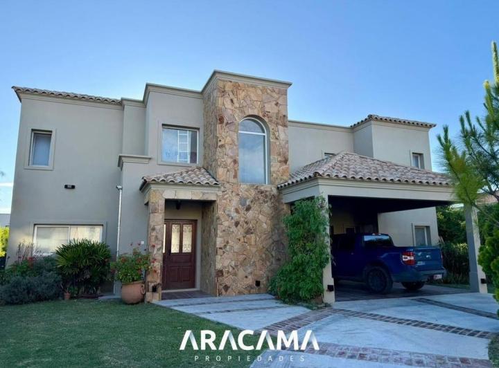Casa · 190m² · 4 Ambientes · 1 Cochera