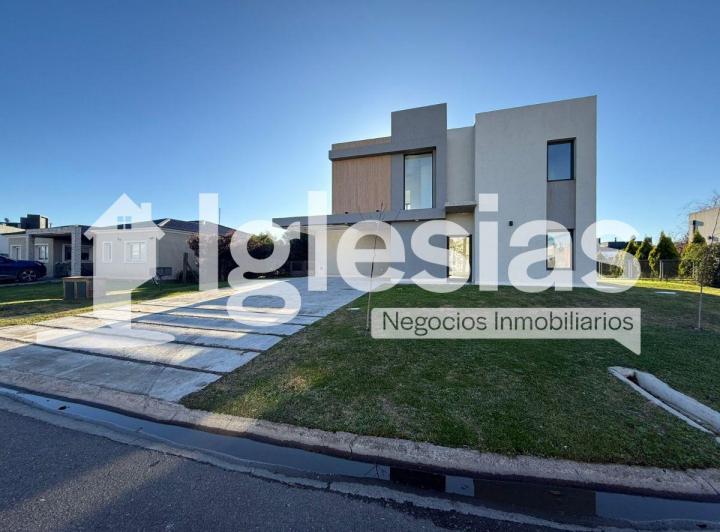 Casa · 232m² · 4 Ambientes · 2 Cocheras