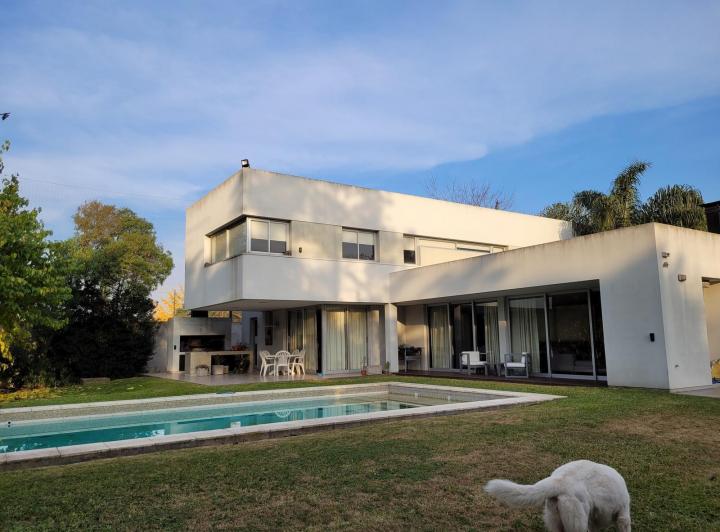 Casa · 250m² · 7 Ambientes · 6 Cocheras