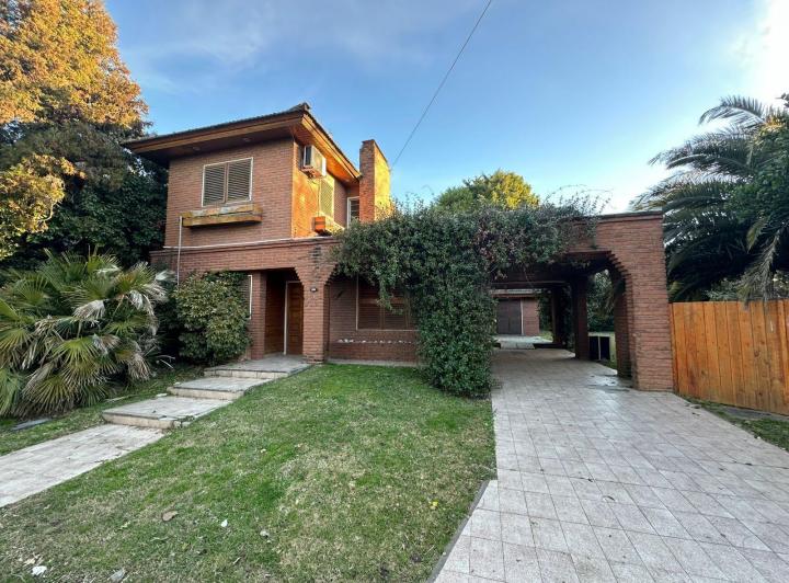 Casa · 160m² · 5 Ambientes · 3 Cocheras