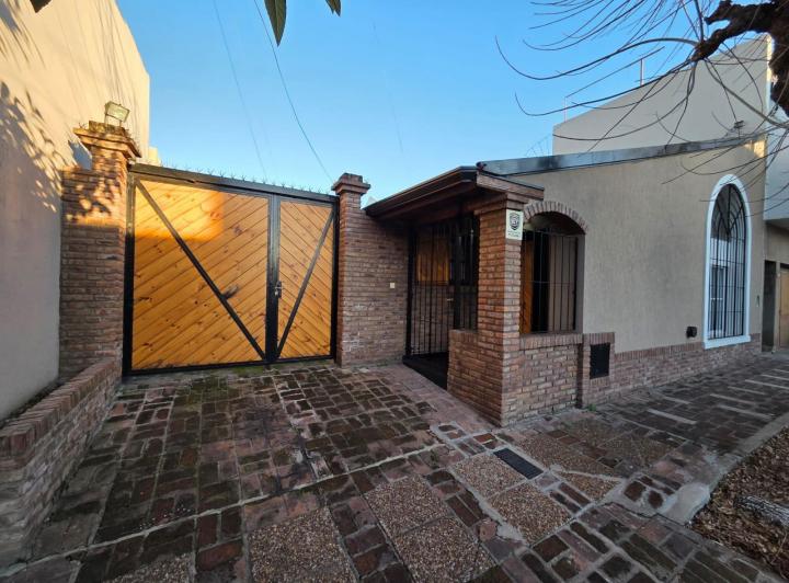 Casa · 140m² · 4 Ambientes · 2 Cocheras