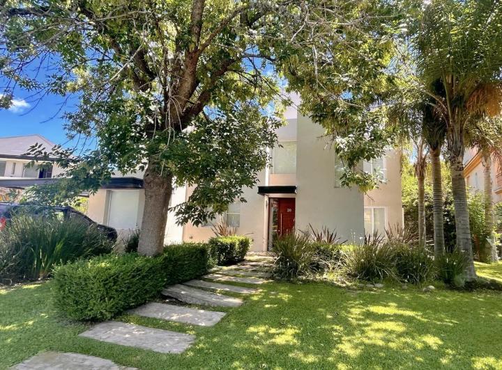 Casa · 320m² · 5 Ambientes · 1 Cochera