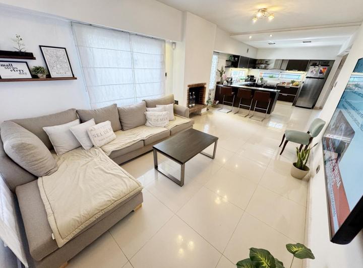 Casa · 220m² · 4 Ambientes · 5 Cocheras