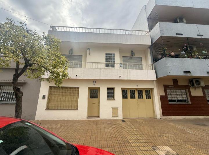 Casa · 240m² · 4 Ambientes · 1 Cochera