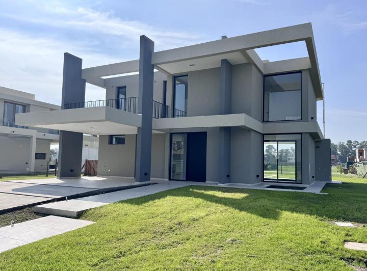 Casa · 164m² · 4 Ambientes · 2 Cocheras