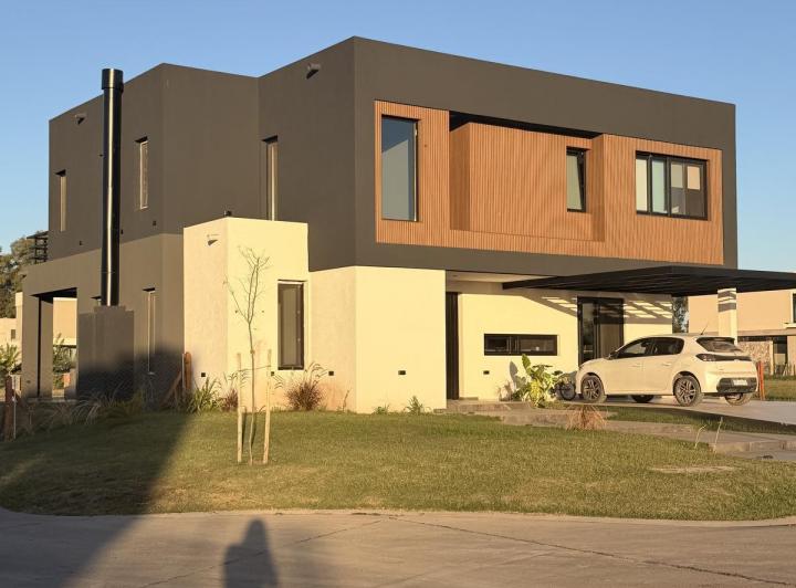 Casa · 227m² · 5 Ambientes · 4 Cocheras