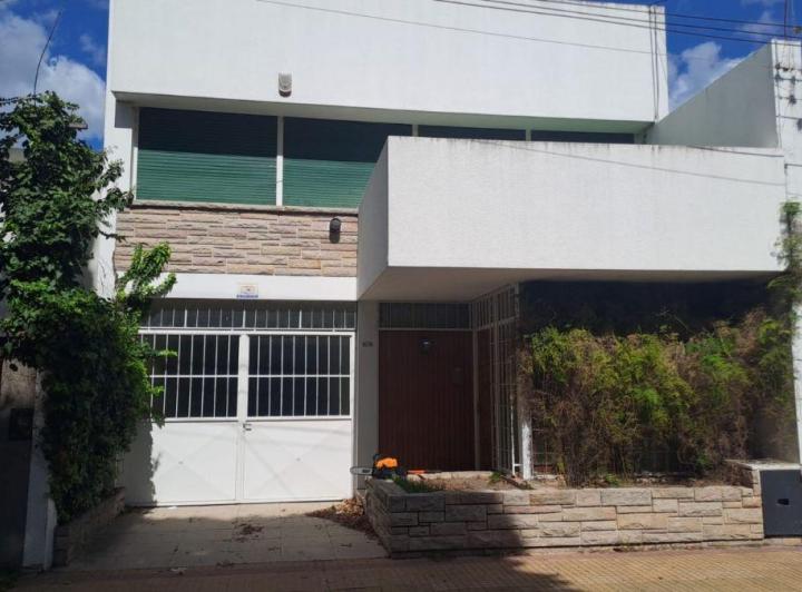 Casa · 235m² · 6 Ambientes · 2 Cocheras