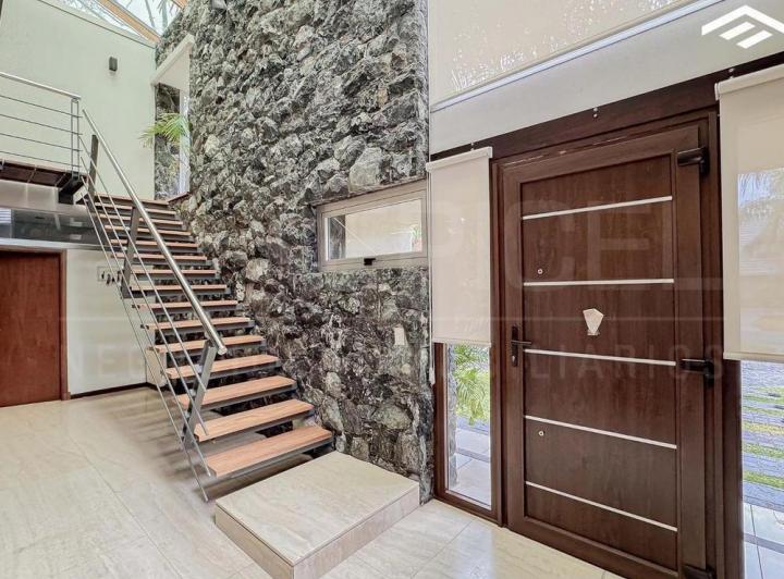 Casa · 833m² · 5 Ambientes · 2 Cocheras