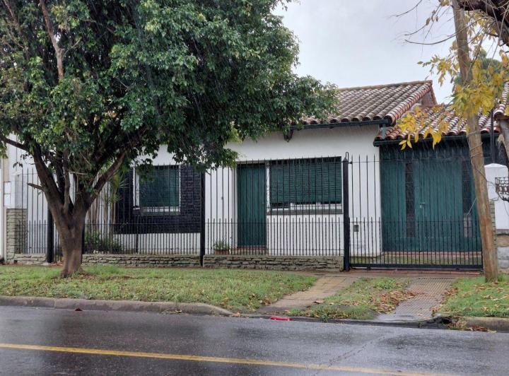 Casa · 70m² · 4 Ambientes · 2 Cocheras