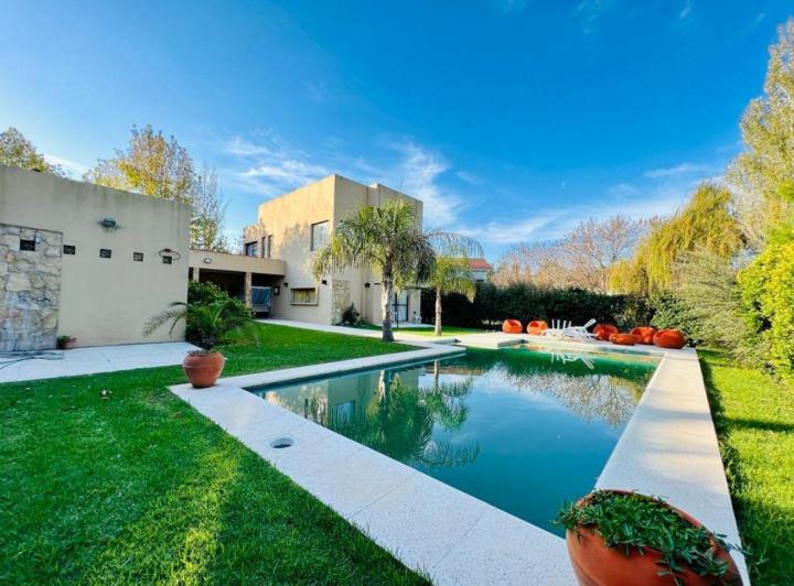Casa · 300m² · 3 Ambientes · 4 Cocheras