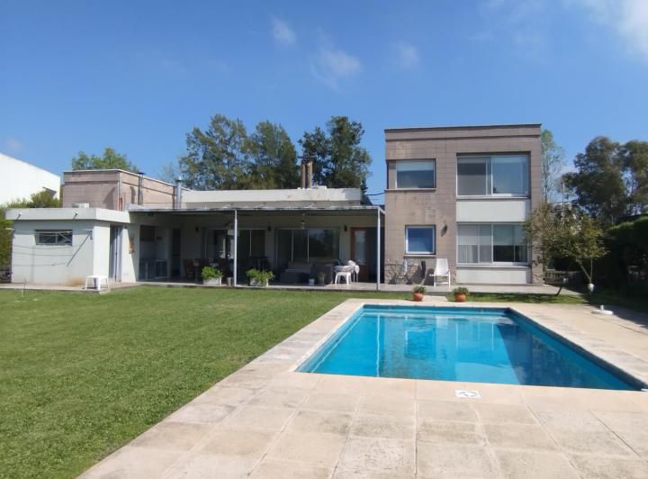 Casa · 330m² · 4 Ambientes · 1 Cochera