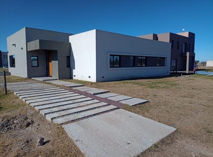 Casa · 205m² · 4 Ambientes · 2 Cocheras