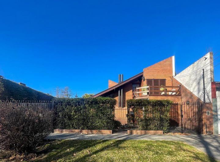 Casa · 237m² · 5 Ambientes · 2 Cocheras