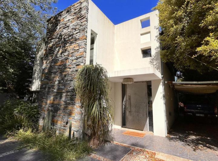 Casa · 178m² · 3 Ambientes · 2 Cocheras