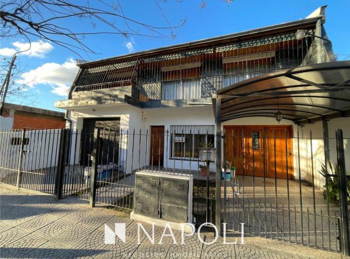 Casa · 318m² · 5 Ambientes · 2 Cocheras