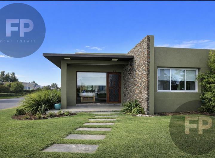 Casa · 195m² · 5 Ambientes · 2 Cocheras
