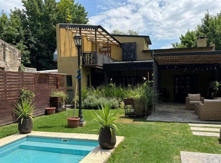 Casa · 150m² · 4 Ambientes · 3 Cocheras
