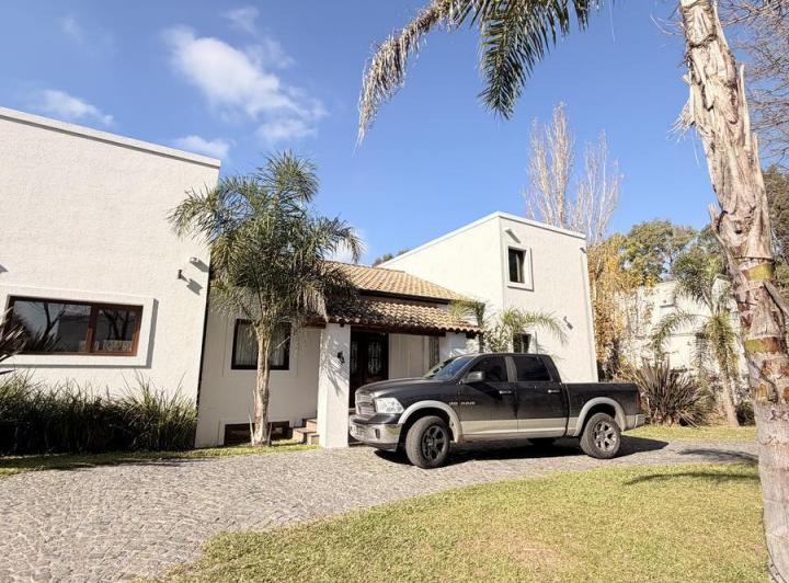 Casa · 290m² · 6 Ambientes · 2 Cocheras