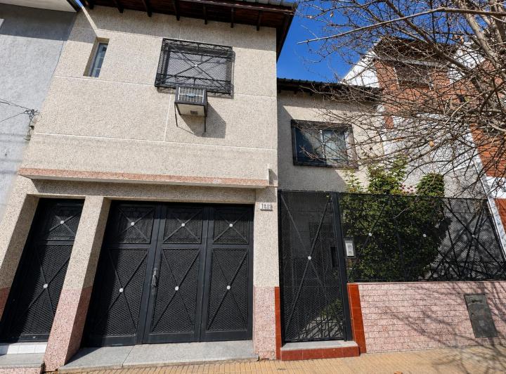 Casa · 219m² · 5 Ambientes · 1 Cochera