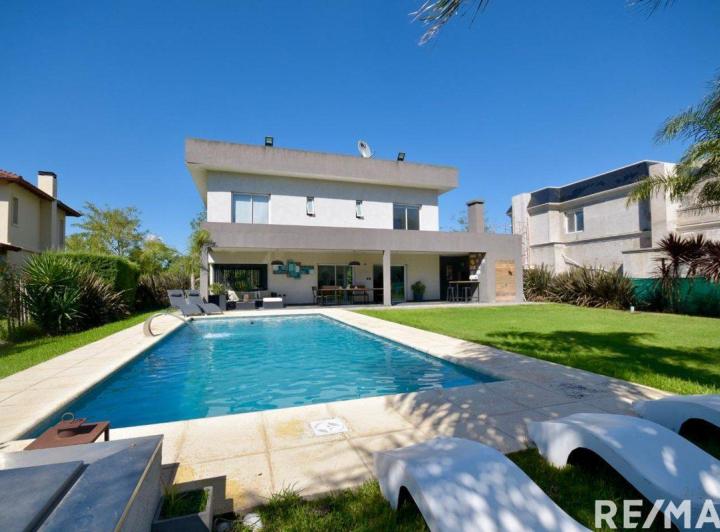 Casa · 201m² · 4 Ambientes · 2 Cocheras